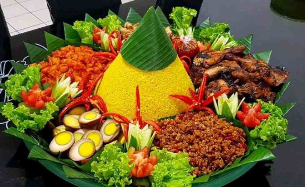 nasi tumpeng